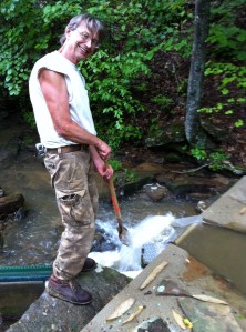 Cleaning shovel in overflow